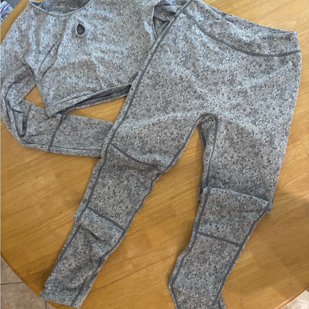 Gymshark Gray Textured Activewear Set - like new long sleeved crop top
